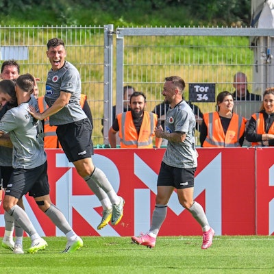 Spieler von Viktoria Köln jubeln über Tor