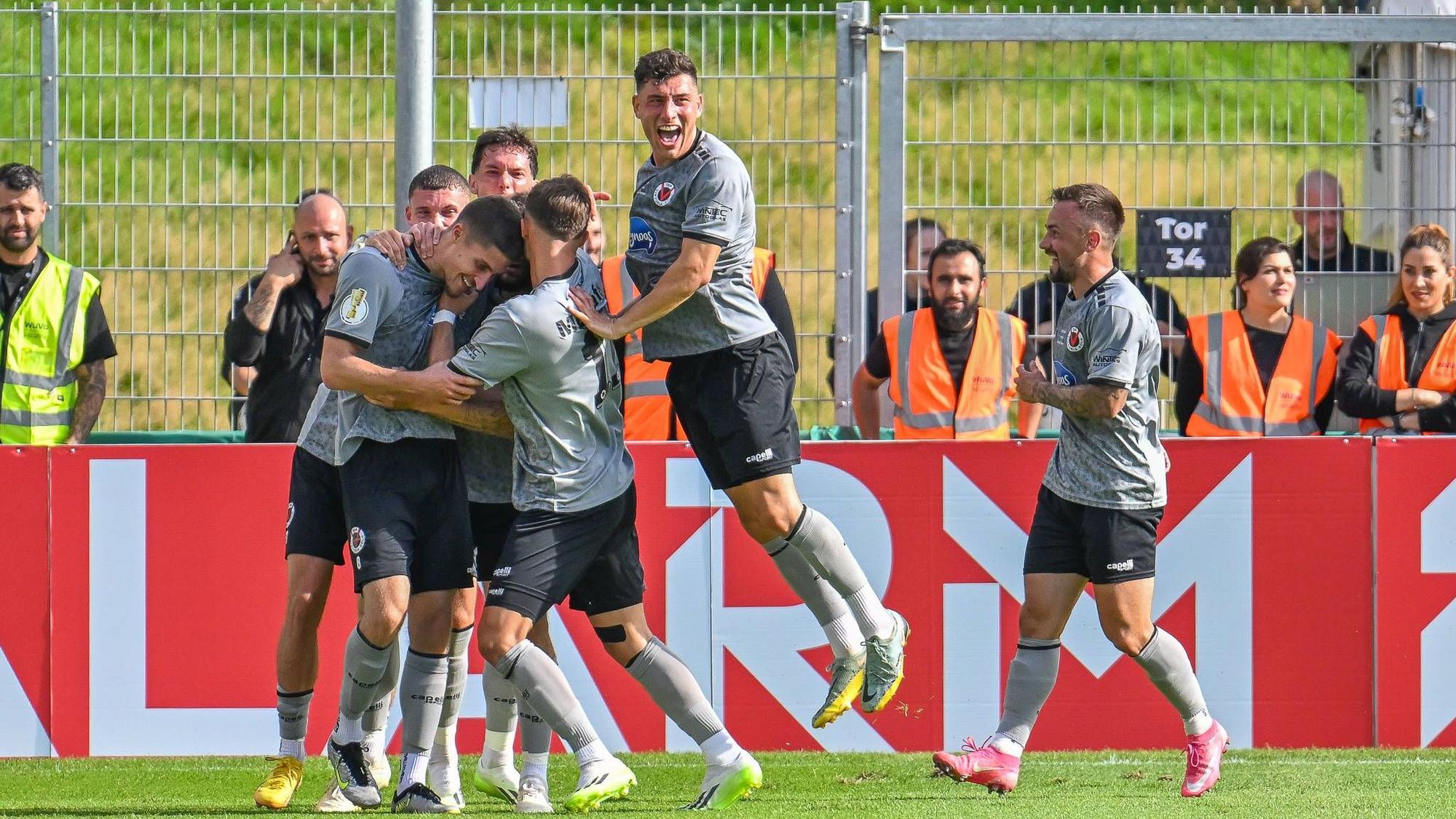 Spieler von Viktoria Köln jubeln über Tor