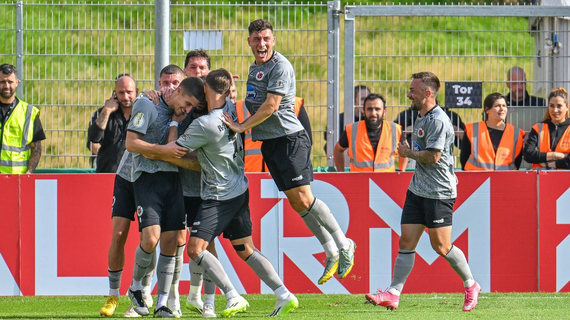 Spieler von Viktoria Köln jubeln über Tor