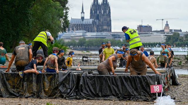 12.08.2023, Köln: Der Hindernislauf ist schlammig und nass. Laufevent XLETIX Kids im Jugendpark. Foto: Uwe Weiser