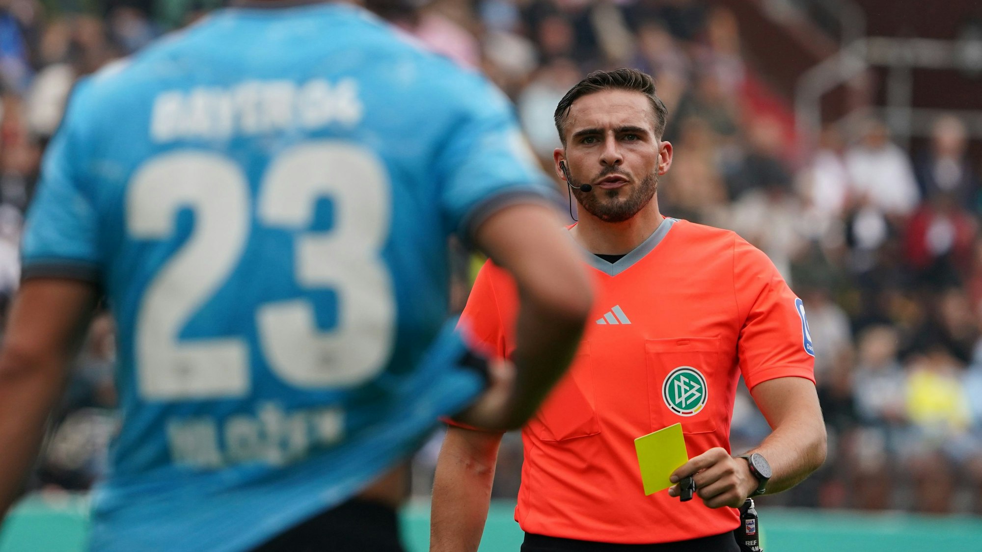 Ohne Video-Unterstützung aus Köln in Schwierigkeiten: Schiedsrichter Tom Bauer.