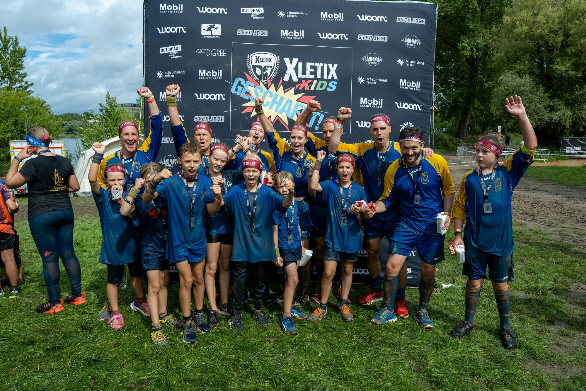 Die Gruppe um Christina und Max Meurer jubelt nach dem geschafften Hindernislauf.