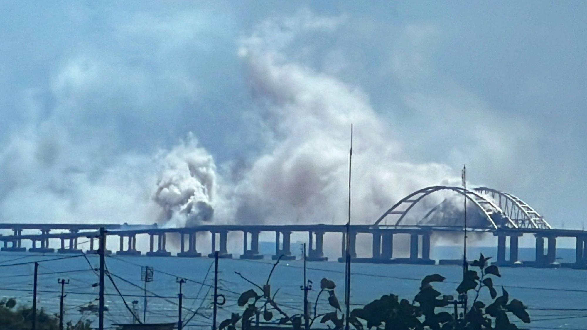 Rauchsäulen steigen über der Brücke zur Krim auf. Russischen Angaben zufolge wurde ein Raketenangriff der Ukraine vereitelt.