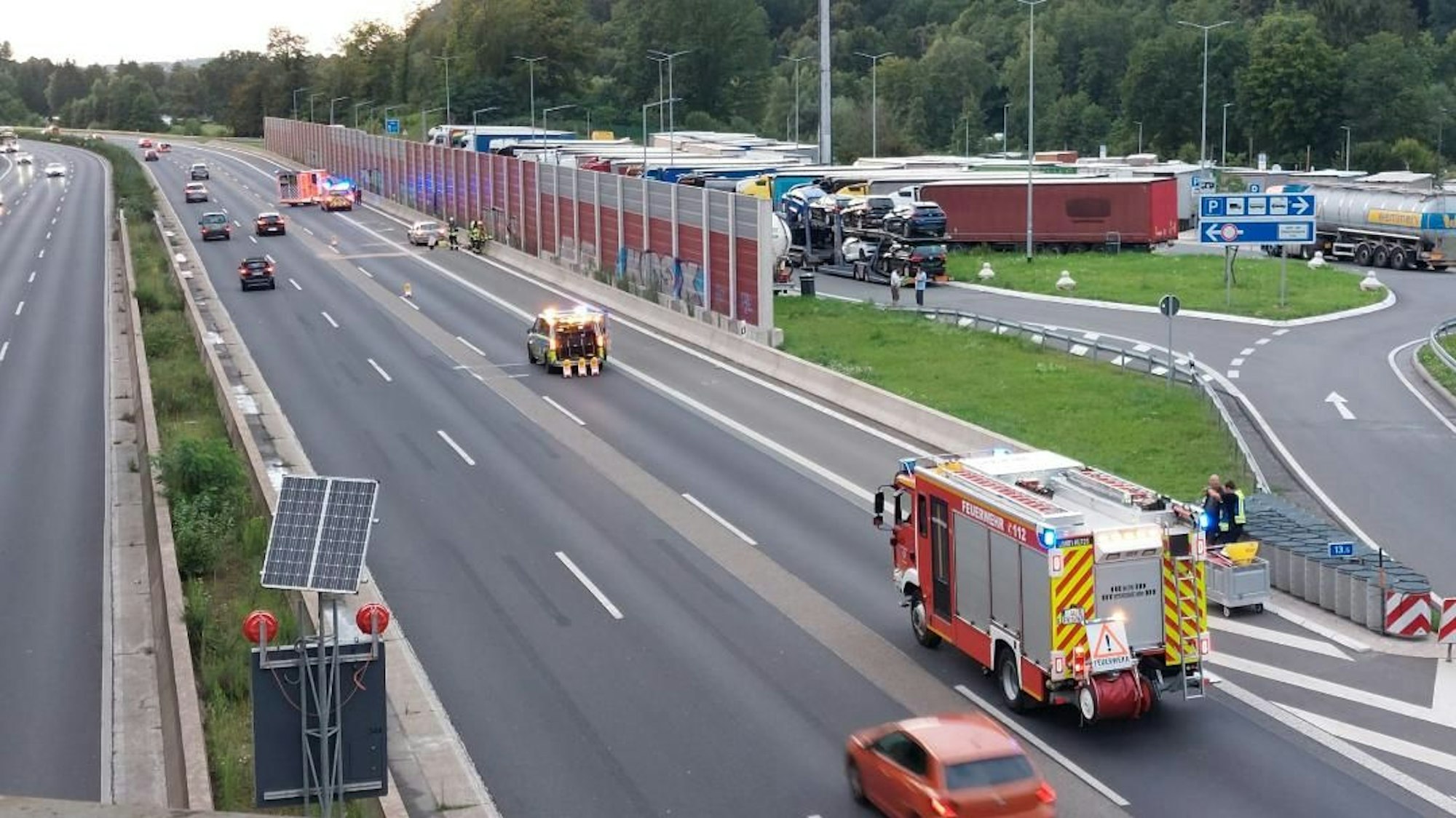 Die Feuerwehr ist auf der Autobahn im Einsatz.