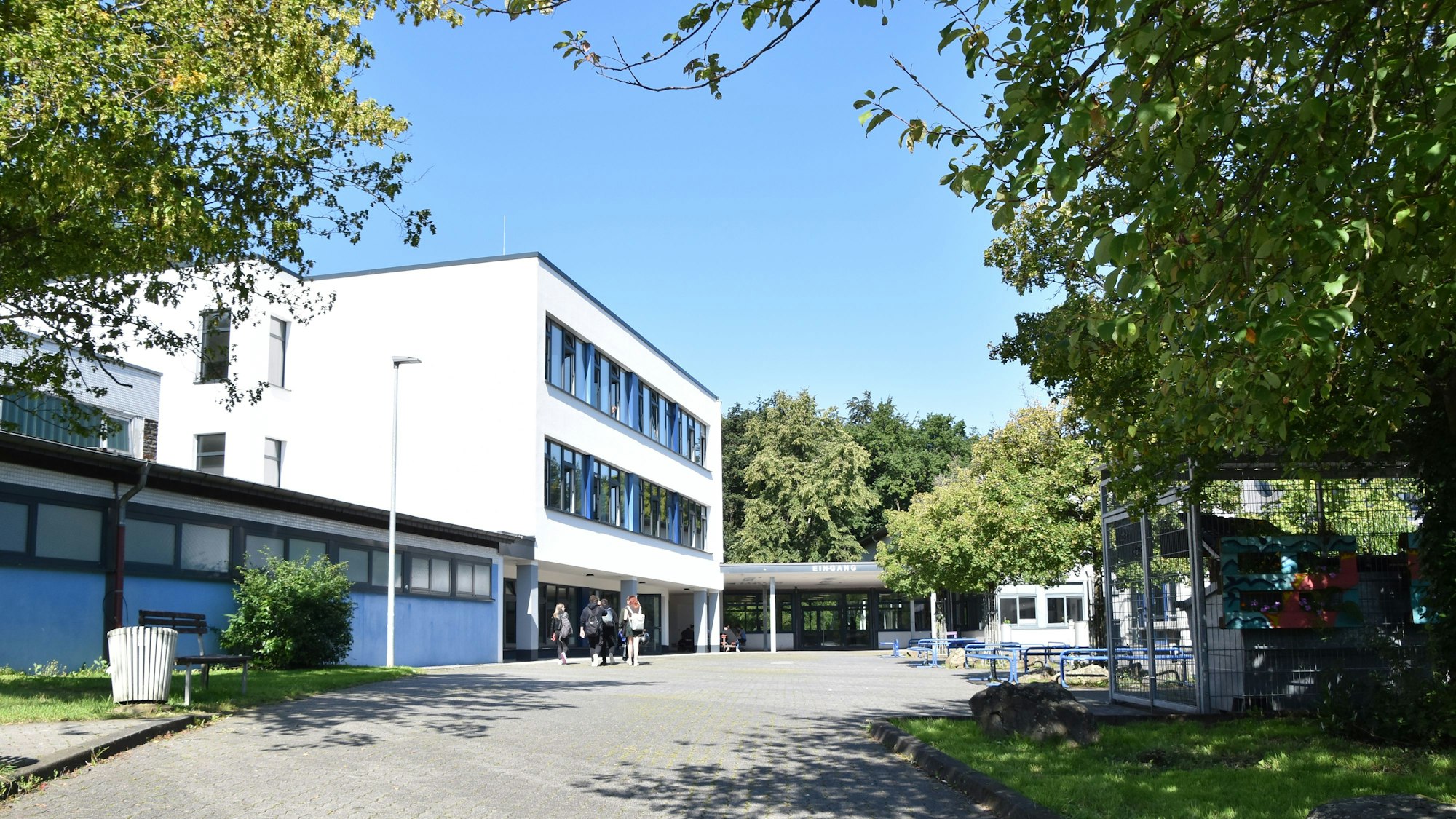 Der Schulhof der Gesamtschule Windeck am Standort Herchen mit dem Haupteingang.