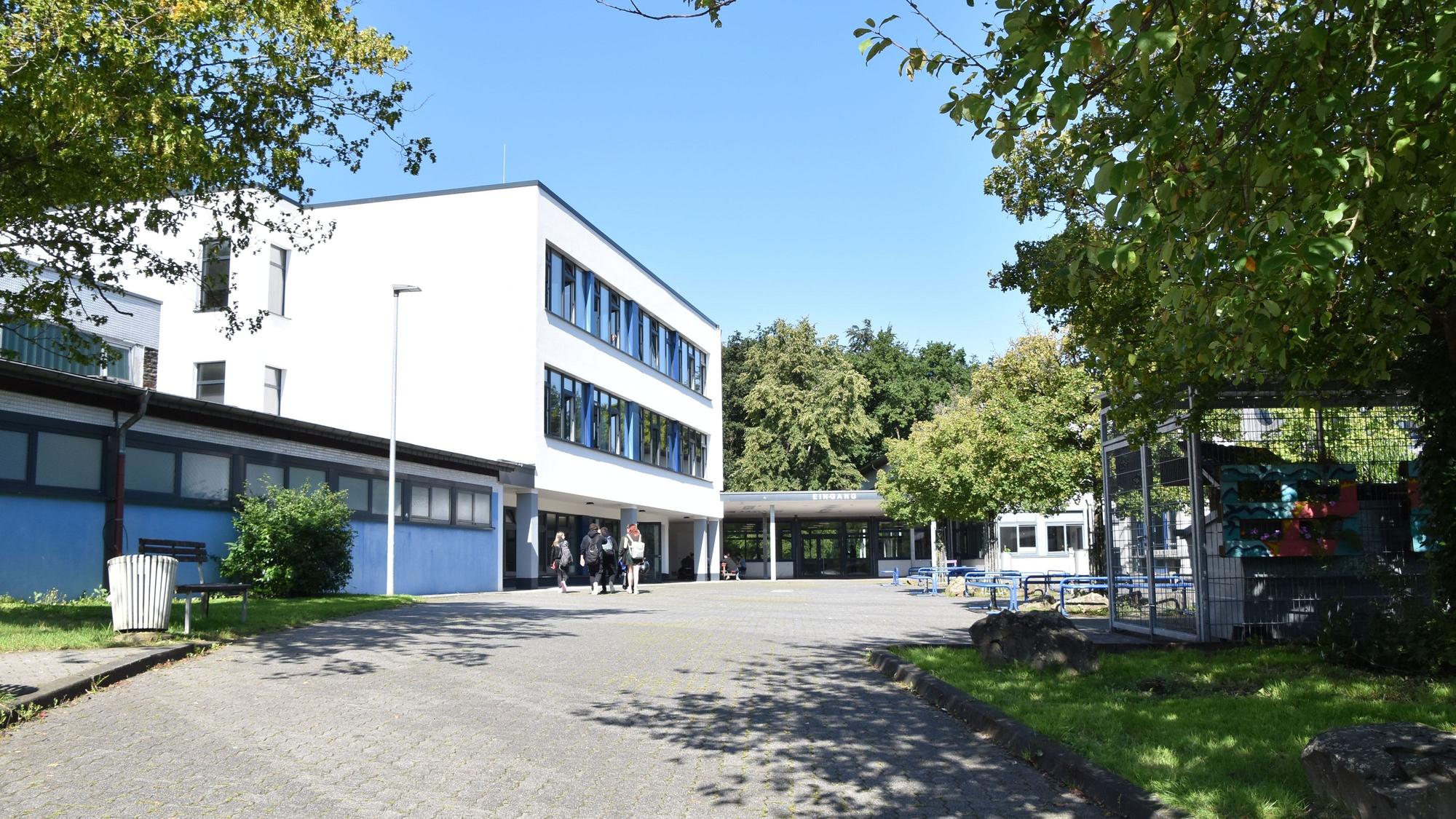 Das Bild zeigt einen Schulhof.