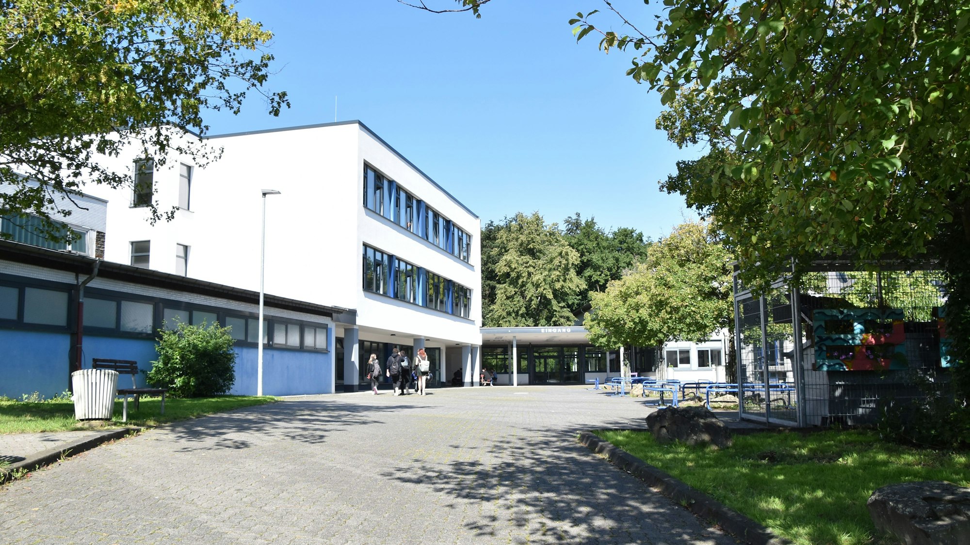 Das Bild zeigt einen Schulhof.