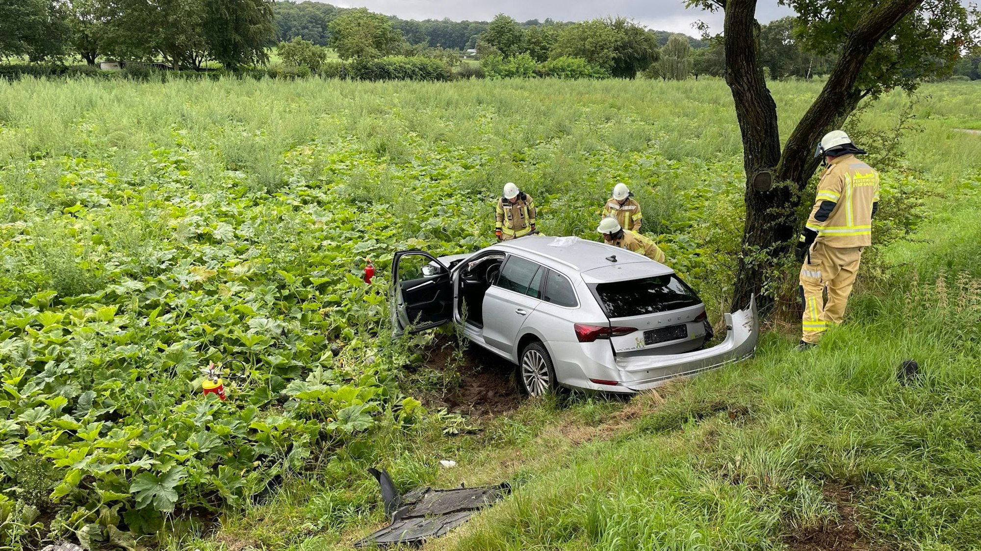 Einsatzkräfte untersuchen ein Autowrack.