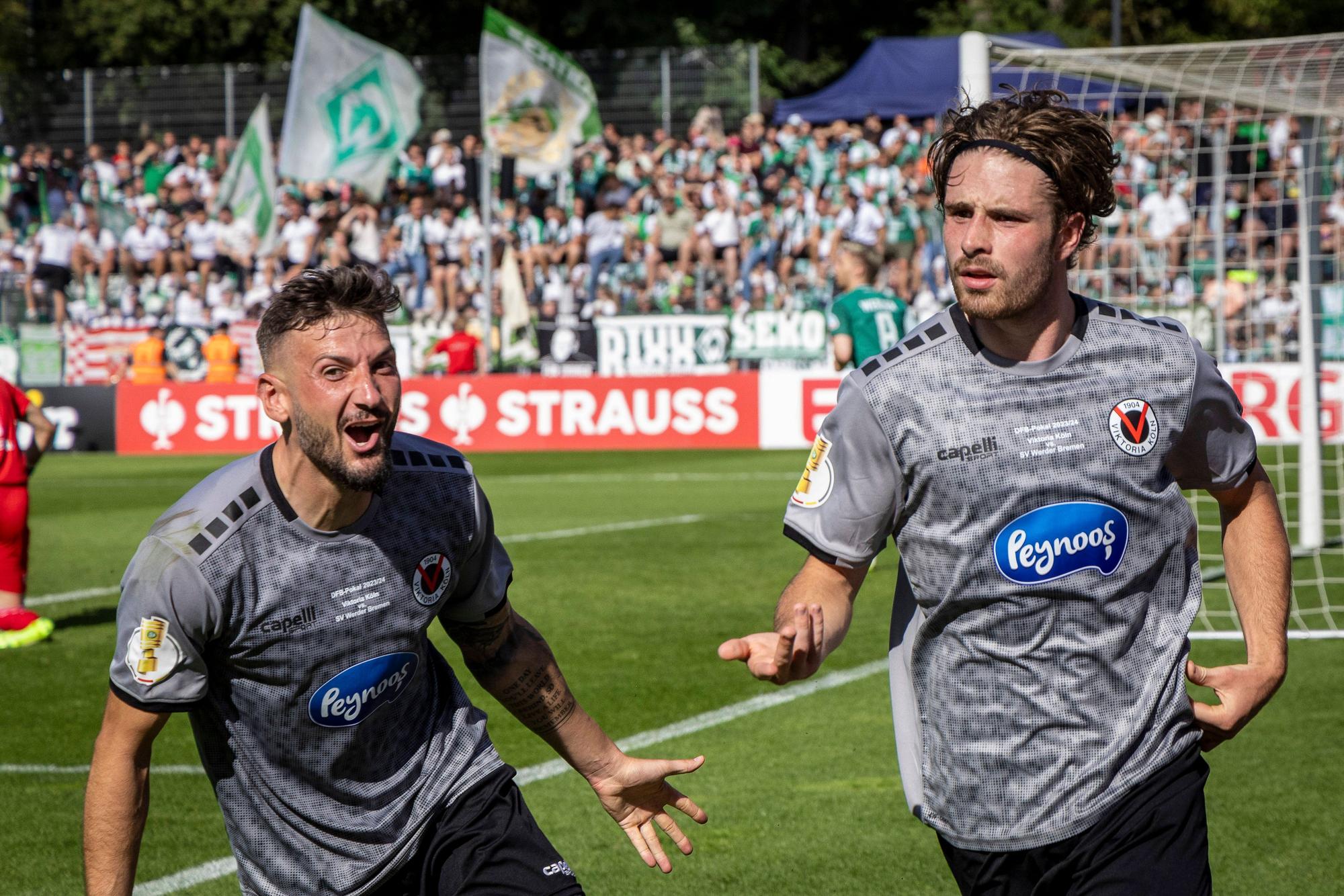 David Philipp (rechts) und Patrick Koronkiewicz jubeln gemeinsam.