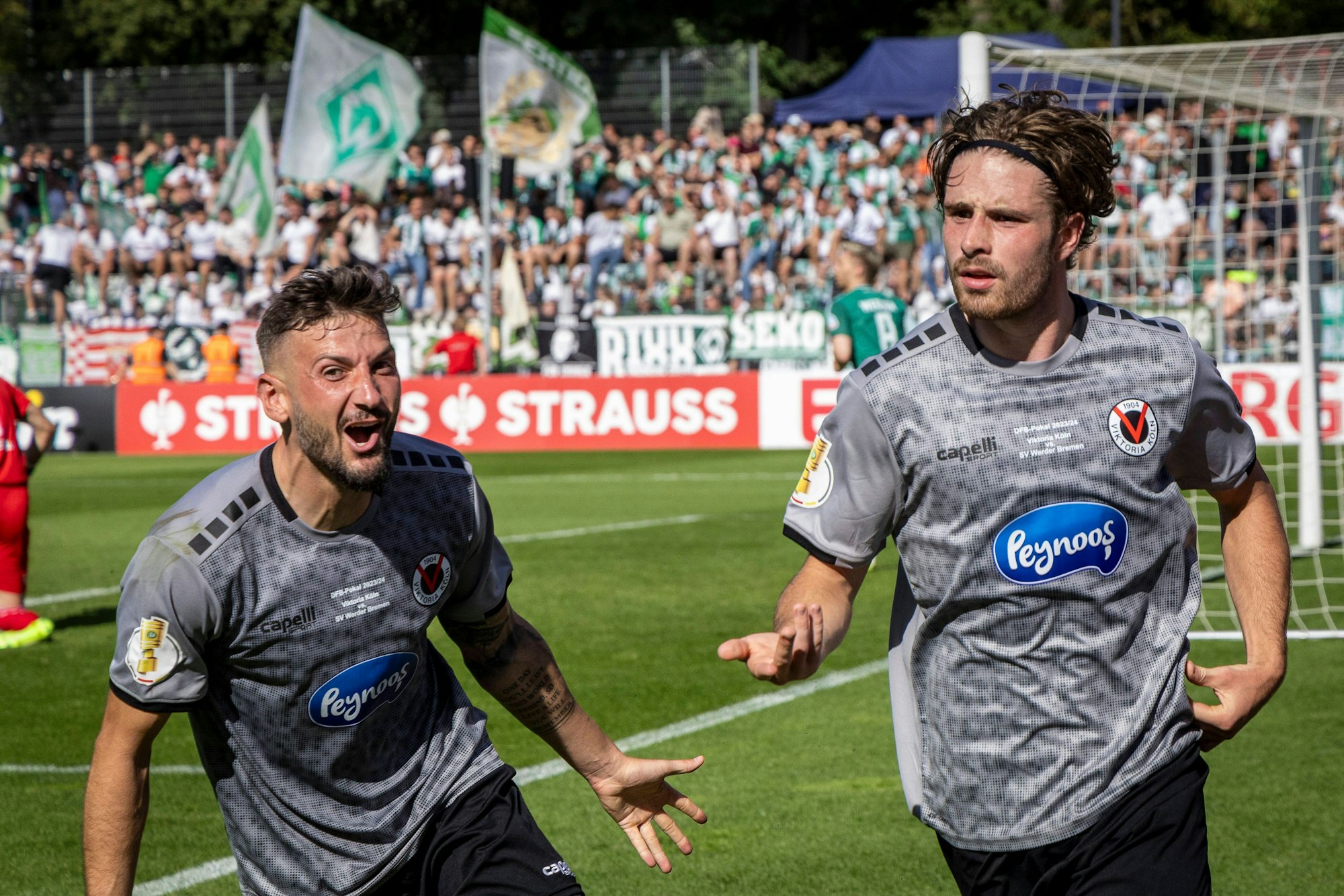 David Philipp (rechts) und Patrick Koronkiewicz jubeln gemeinsam.