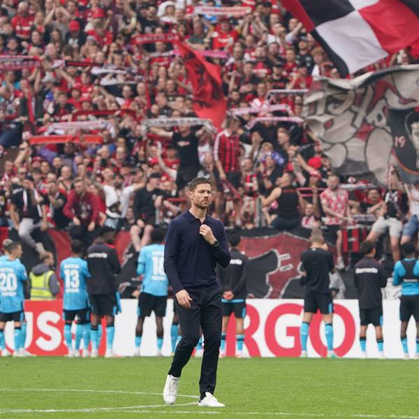 Während sich seine Mannschaft feiern lässt, bleibt Trainer Xabi Alonso trotz des fulminanten 8:0 in Ottensen ernst.