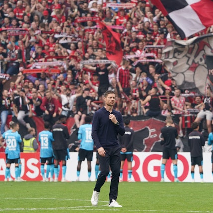 Während sich seine Mannschaft feiern lässt, bleibt Trainer Xabi Alonso trotz des fulminanten 8:0 in Ottensen ernst.