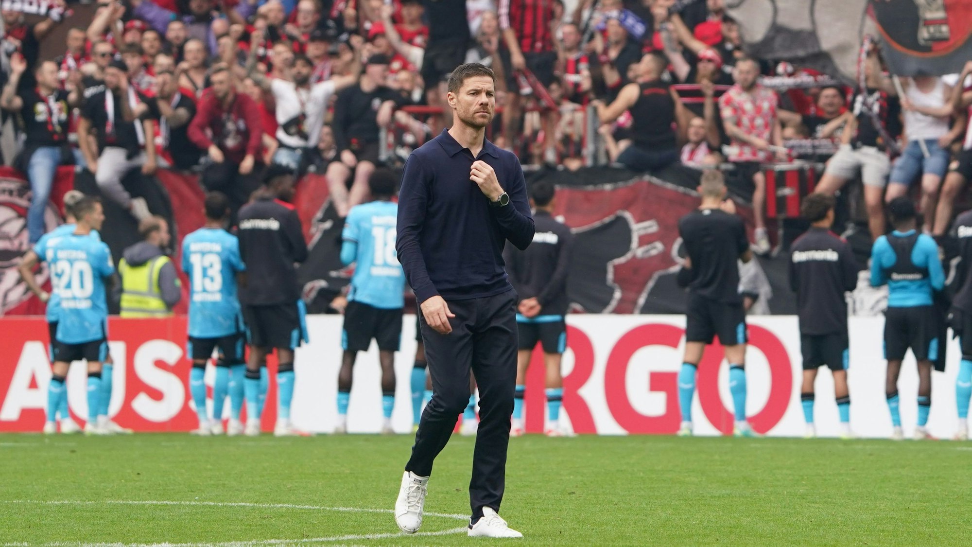 Während sich seine Mannschaft feiern lässt, bleibt Trainer Xabi Alonso trotz des fulminanten 8:0 in Ottensen ernst.