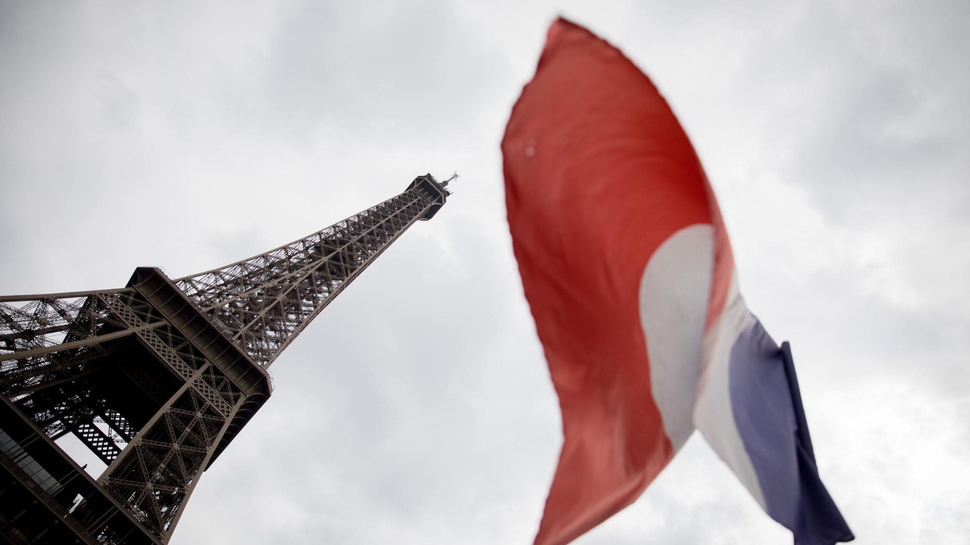 Eiffelturm und französische Flagge.