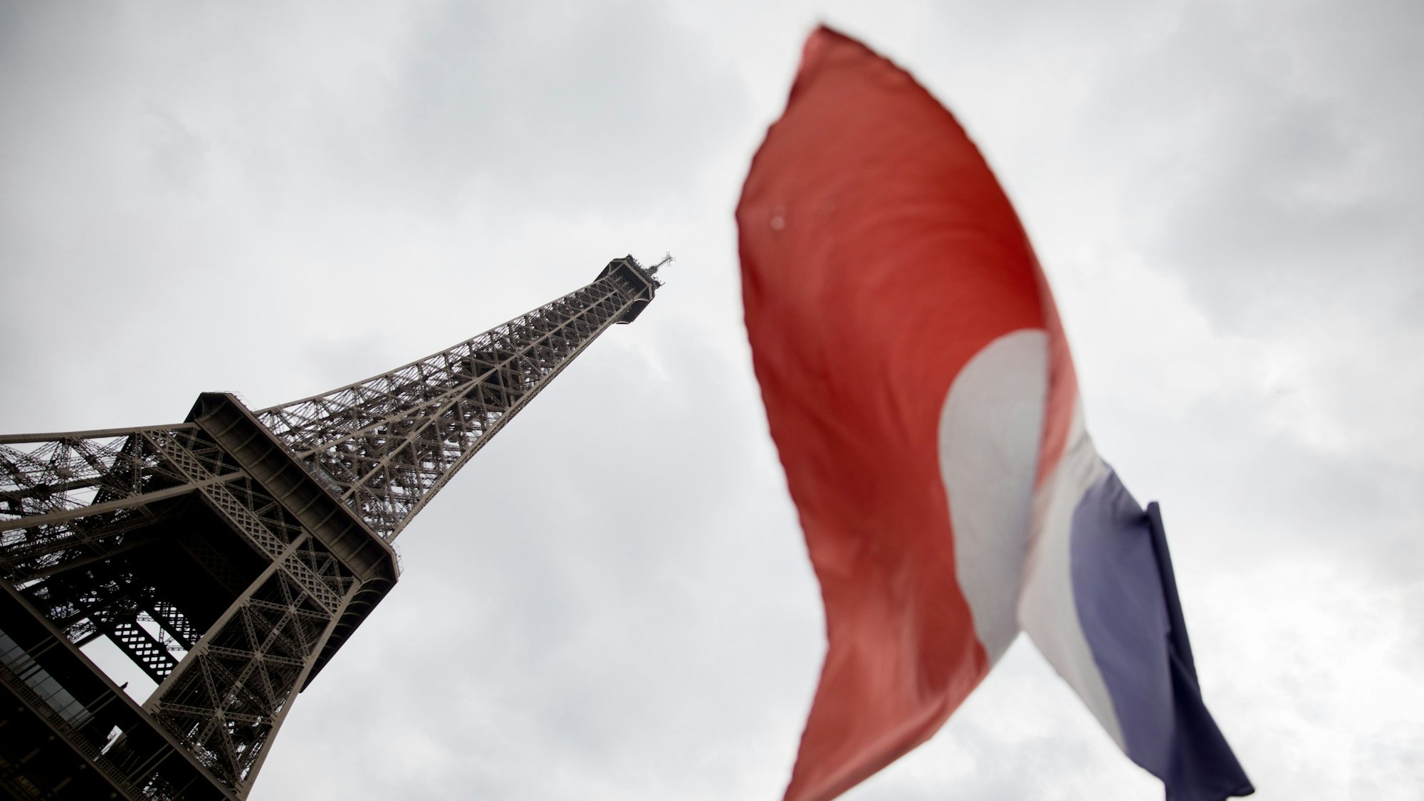 Eiffelturm und französische Flagge.