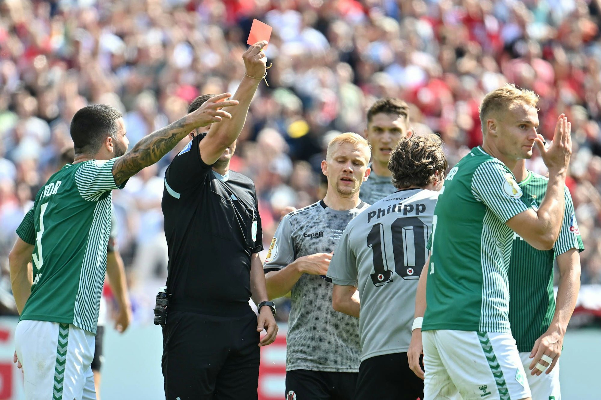 Schiedsrichter zückt Rote Karte gegen Bremens Amos Pieper