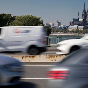 Viel Verkehr auf der Zoobrücke mit dem Kölner Dom im Hintergrund.