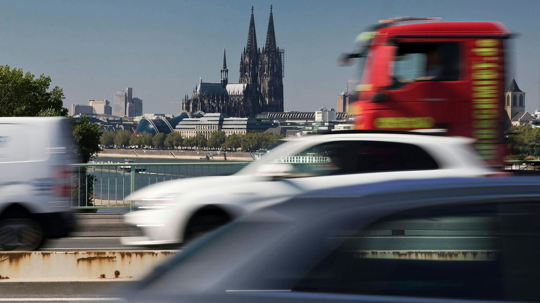 Viel Verkehr auf der Zoobrücke mit dem Kölner Dom im Hintergrund.