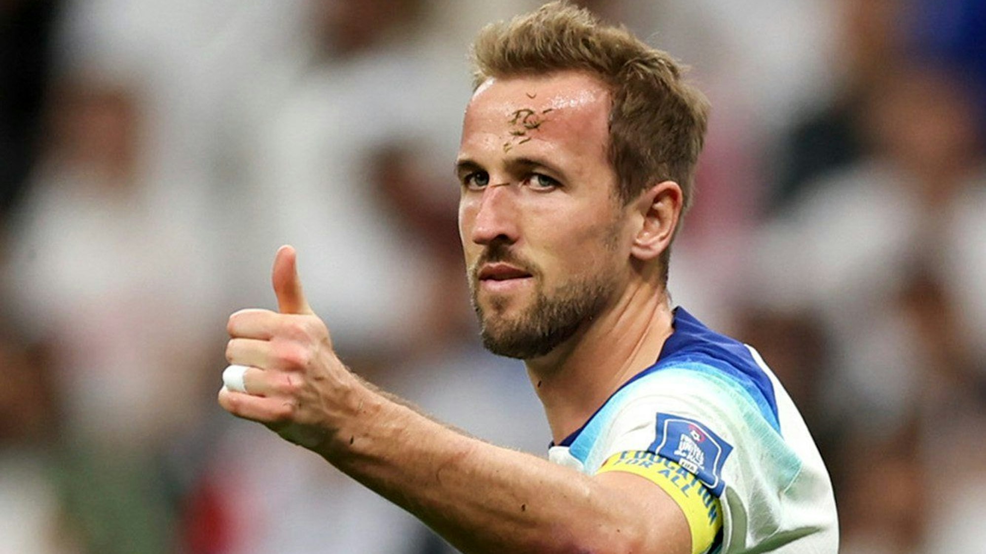 Daumen hoch von Harry Kane aus England.