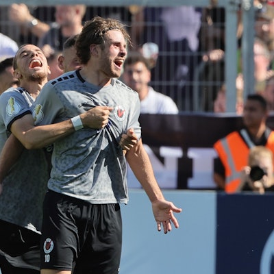 David Philipp (r.), Stürmer von Viktoria Köln, jubelt nach seinem Treffer zum 1:1-Ausgleich gegen Werder Bremen in der ersten Runde des DFB-Pokal 2023/24.