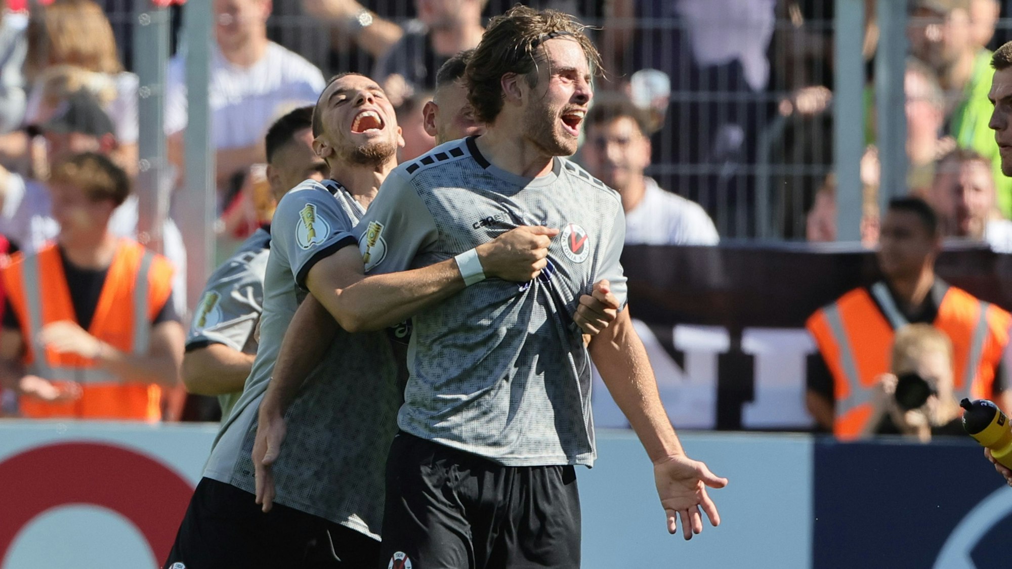 David Philipp (r.), Stürmer von Viktoria Köln, jubelt nach seinem Treffer zum 1:1-Ausgleich gegen Werder Bremen in der ersten Runde des DFB-Pokal 2023/24.