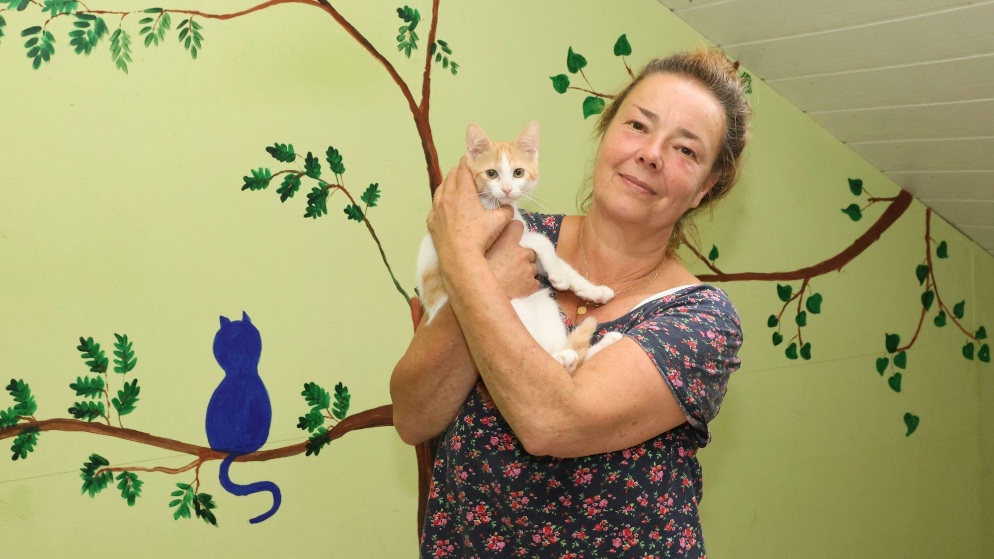 Das Foto zeigt Nicole Koebnick mit Kater Benni auf dem Arm.