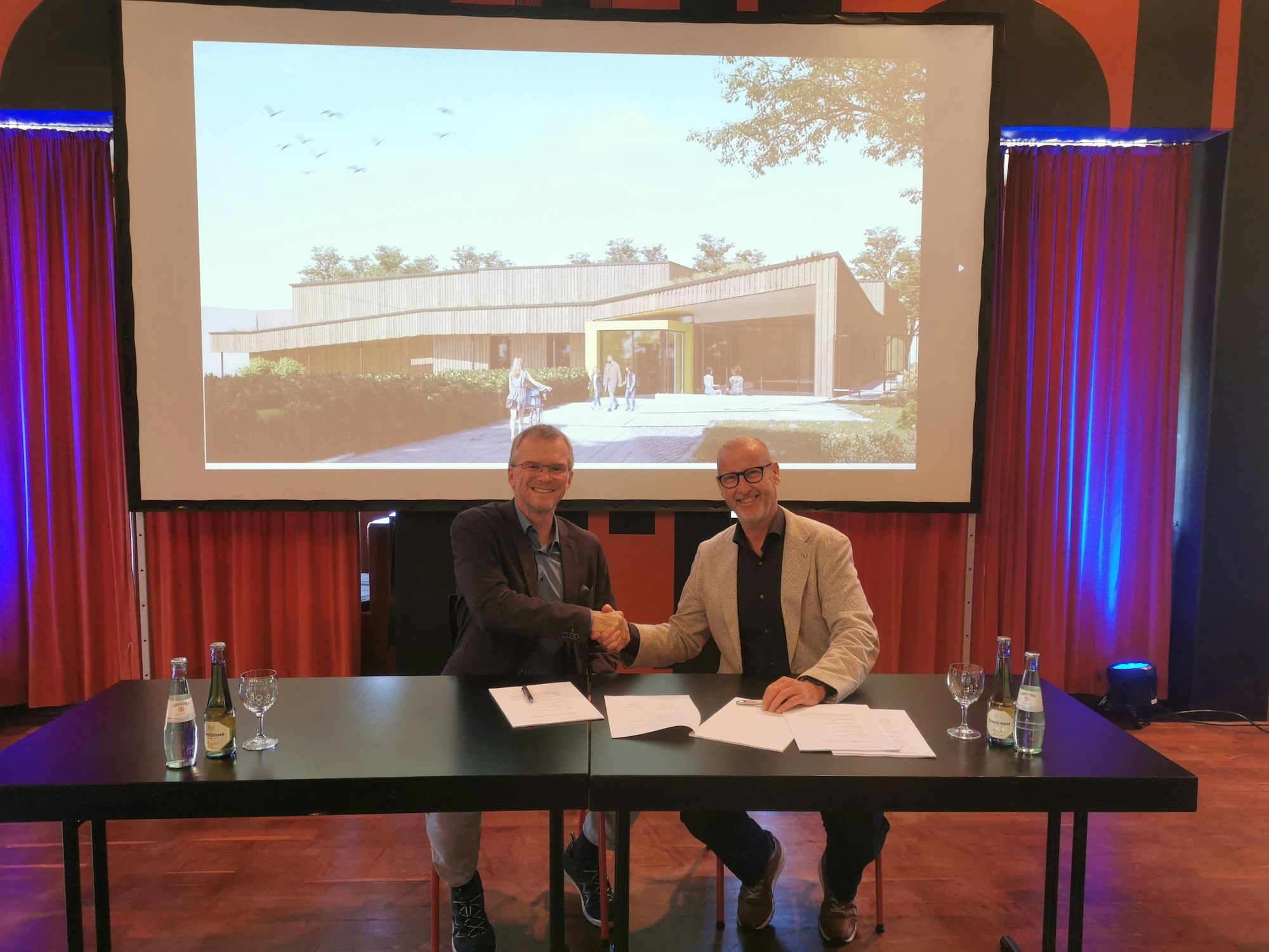Frank Stein und Paul Gerrits bei der Vertragsunterzeichnung.