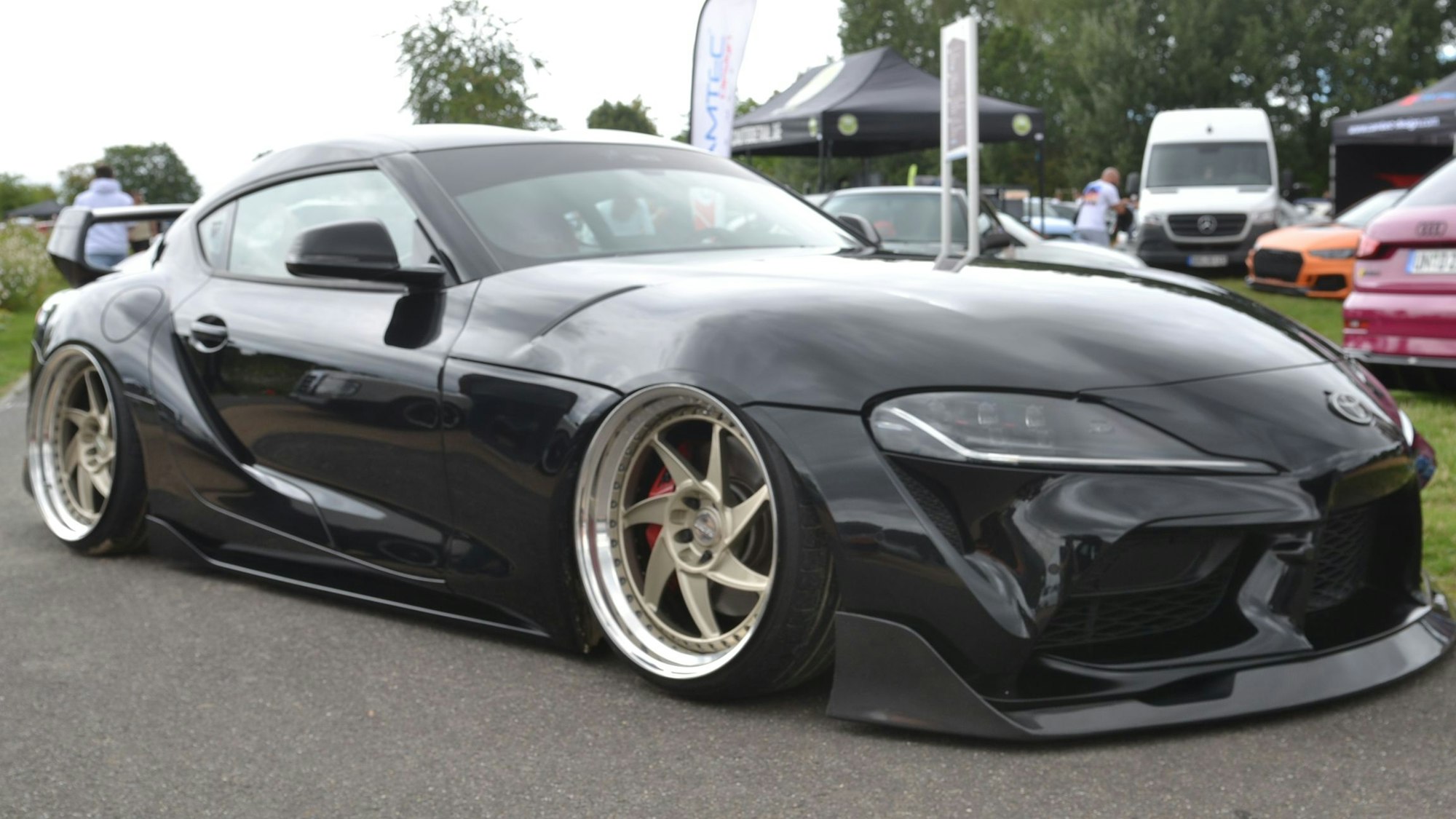 Das Bild zeigt einen schwarzen tiefergelegten Sportwagen.