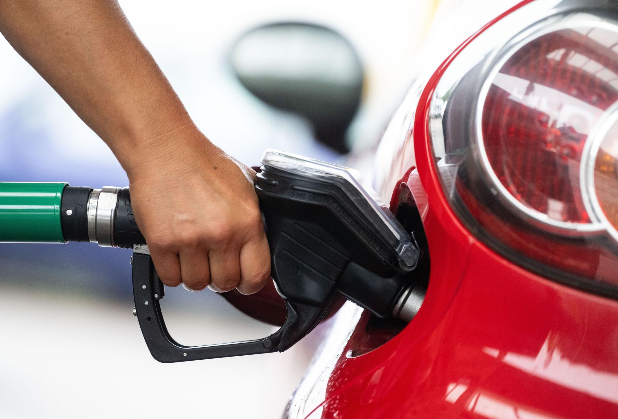 Baden-Württemberg, Neuhausen auf den Fildern: Eine Frau tankt an einer Tankstelle. Die Bundesregierung will den CO2-Preis beim Tanken und Heizen mit fossilen Energien im kommenden Jahr stärker anheben als bisher geplant.