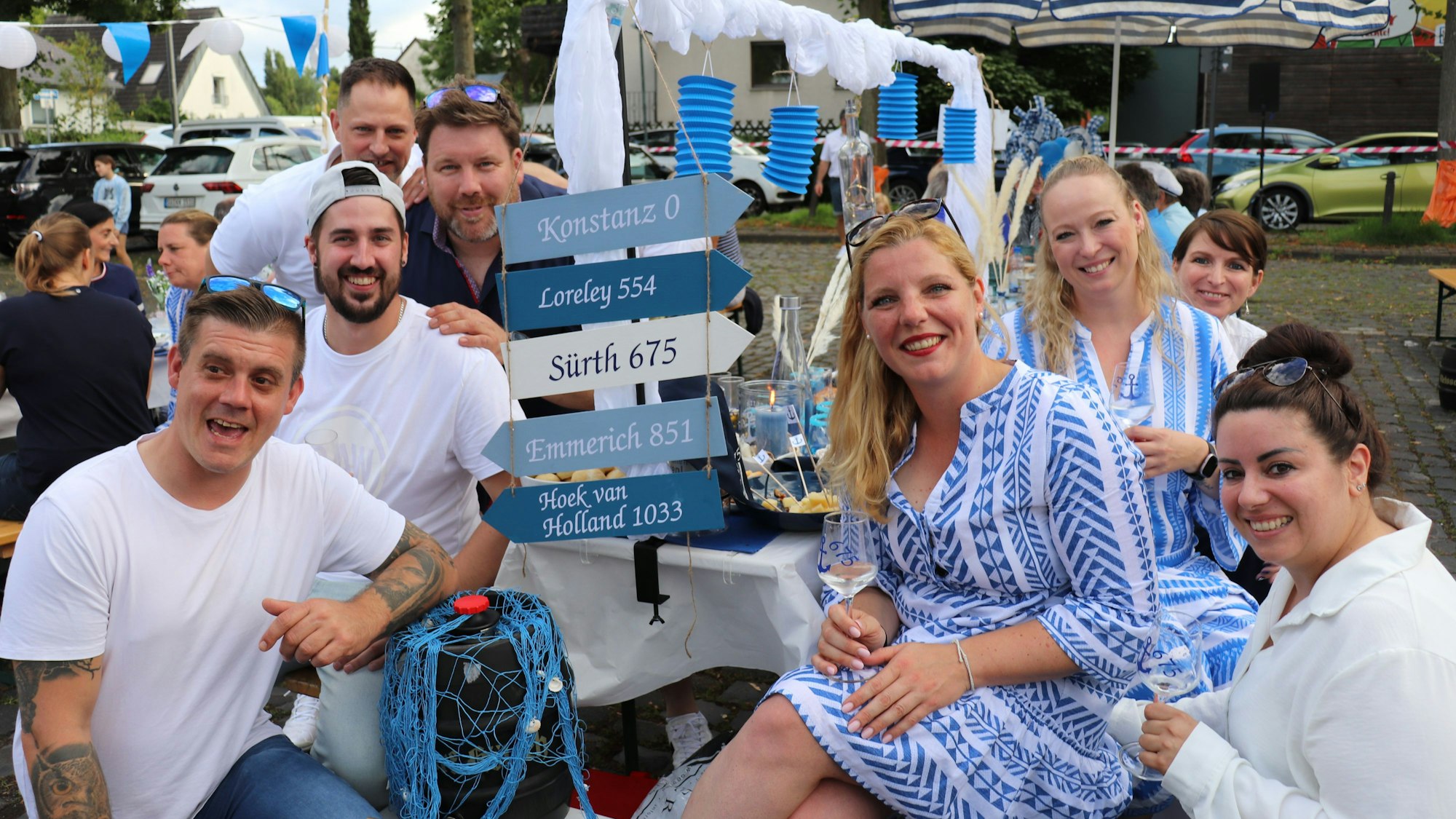 Rebecca Hehs und ihr Team lachen in die Kamera.