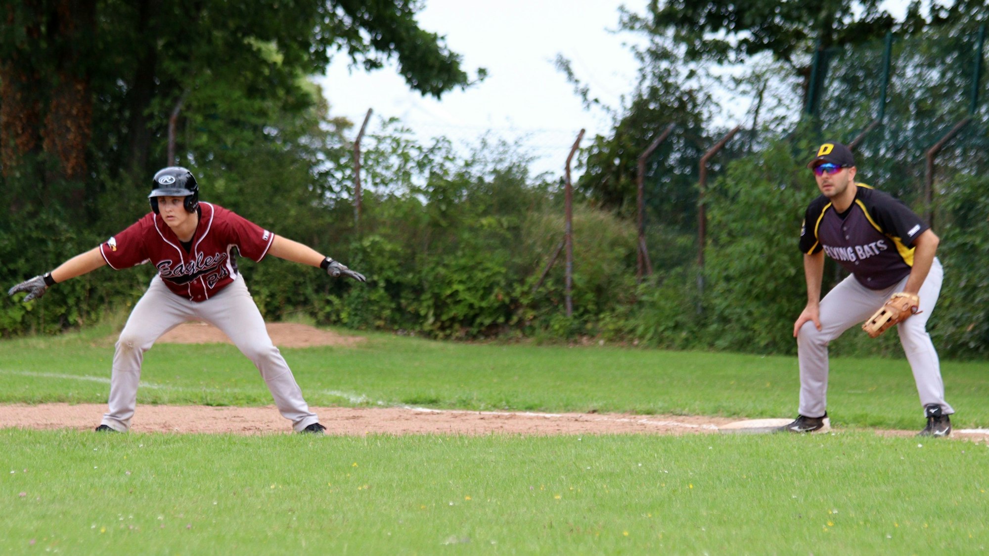 Ein Spieler der Zülpich Eagles entfernt sich vom Base.