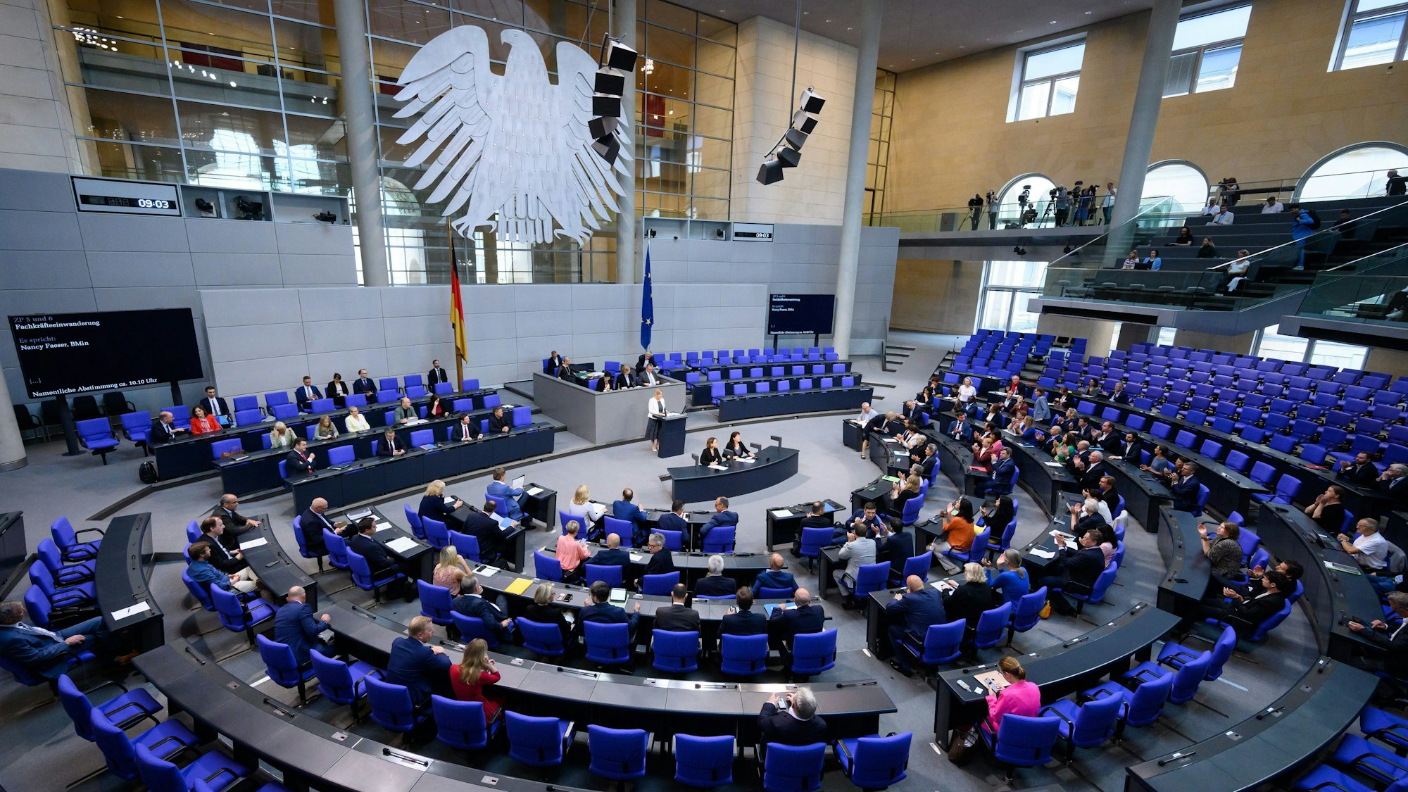 Berlin: Die Abgeordneten sitzen auf ihren Plätzen bei einer der Debatte über den Gesetzentwurf zur Fachkräfteeinwanderung in der Plenarsitzung im Deutschen Bundestag.