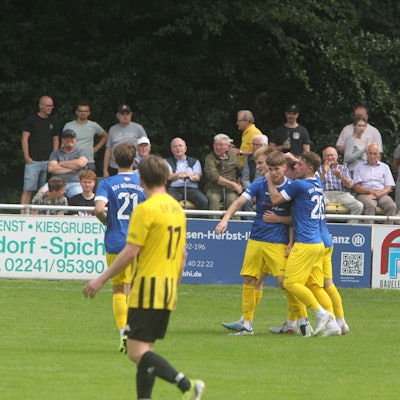 Die Nümbrechter Fußballer umarmen Felix Sievers, der für sie zum 1:0 gegen den 1. FC Spich getroffen hat.