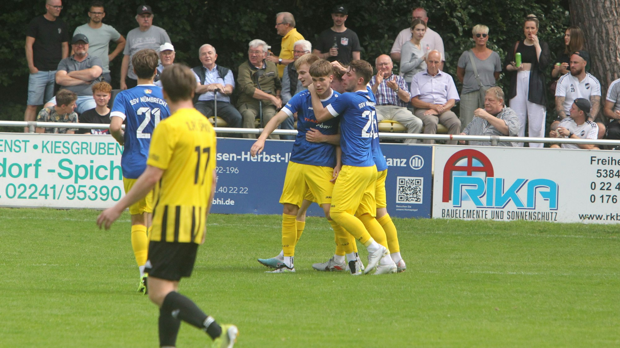 Die Nümbrechter Fußballer umarmen Felix Sievers, der für sie zum 1:0 gegen den 1. FC Spich getroffen hat.