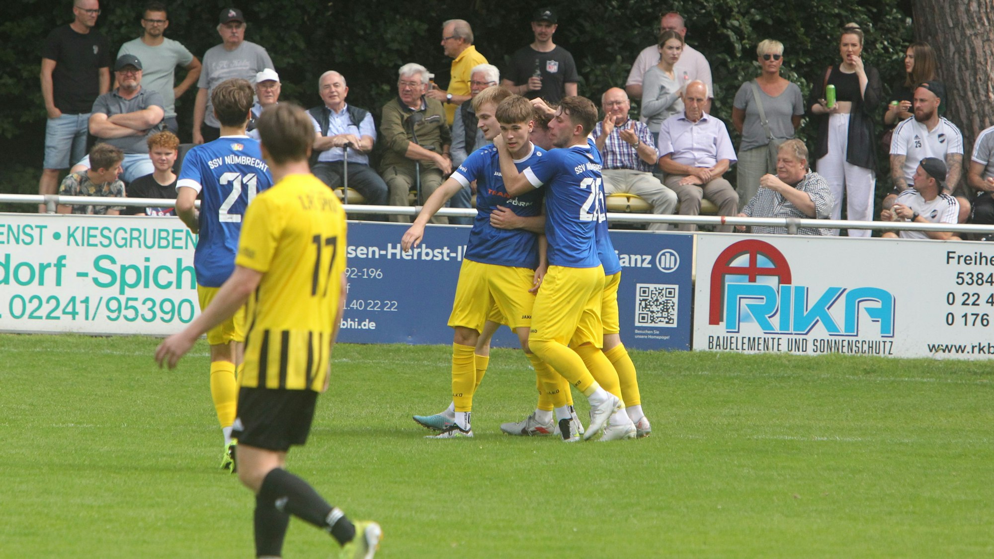 Die Nümbrechter Fußballer umarmen Felix Sievers, der für sie zum 1:0 gegen den 1. FC Spich getroffen hat.