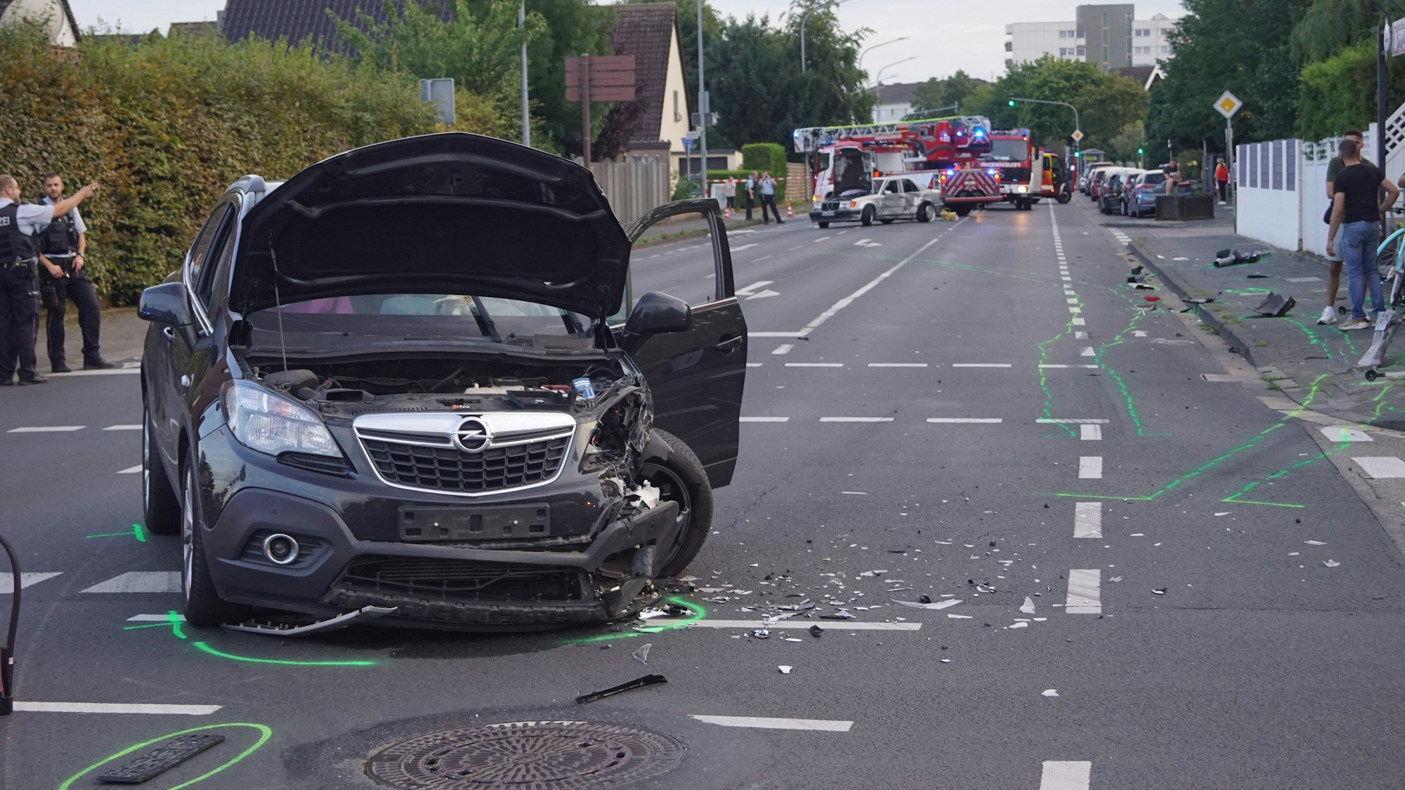 Das Bild zeigt einen stark beschädigten Pkw nach der Kollision.