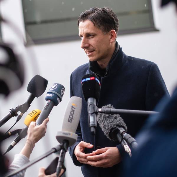 30. März 2023: Christian Keller, Geschäftsführer des 1. FC Köln, gibt Journalisten ein Statement.