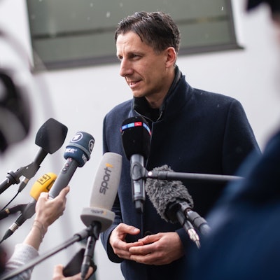30. März 2023: Christian Keller, Geschäftsführer des 1. FC Köln, gibt Journalisten ein Statement.