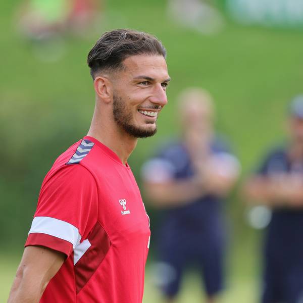 Leart Paqarada lacht im Trainingslager des 1. FC Köln in Maria Alm.