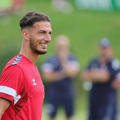 Leart Paqarada lacht im Trainingslager des 1. FC Köln in Maria Alm.