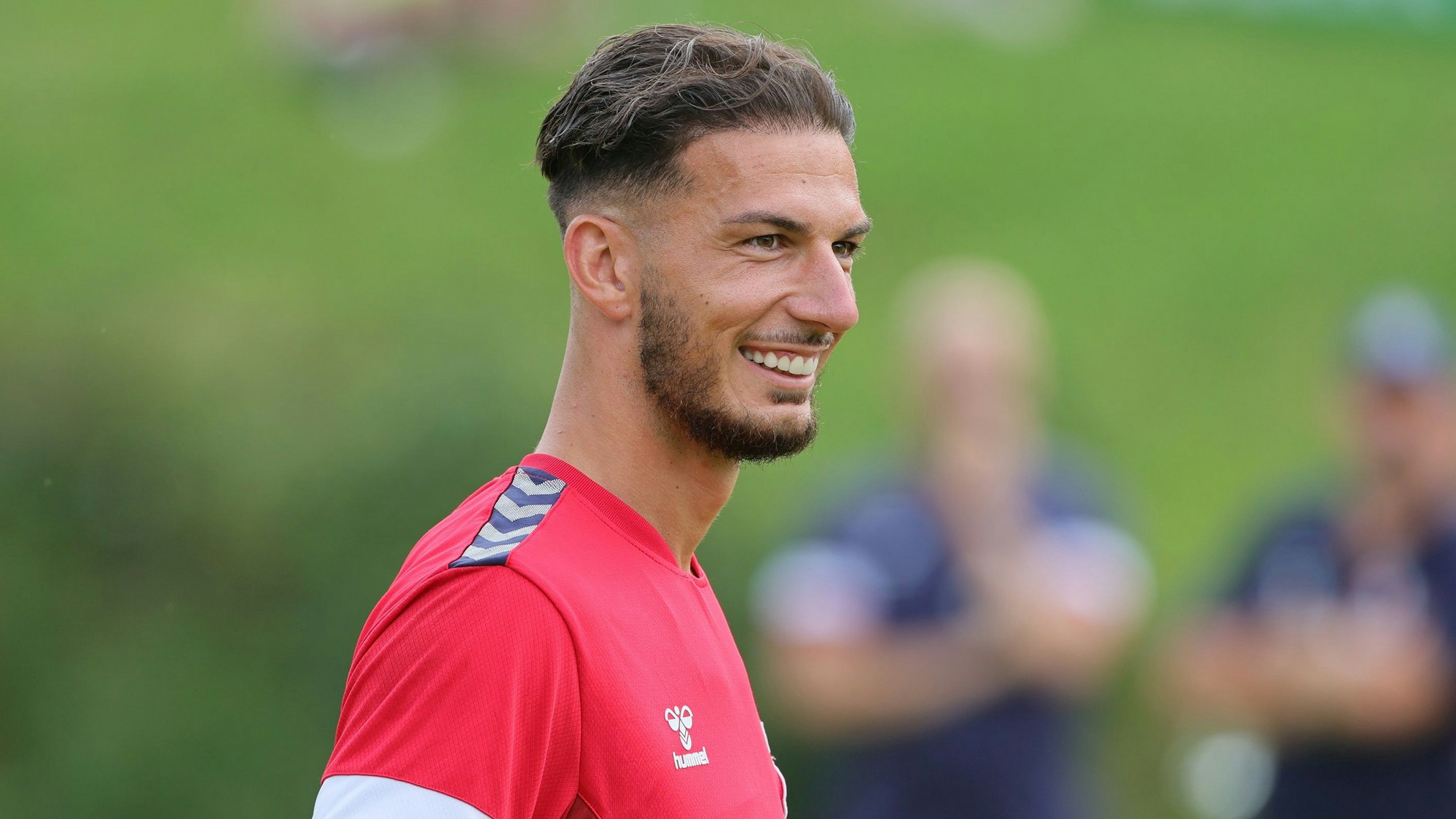 Leart Paqarada lacht im Trainingslager des 1. FC Köln in Maria Alm.