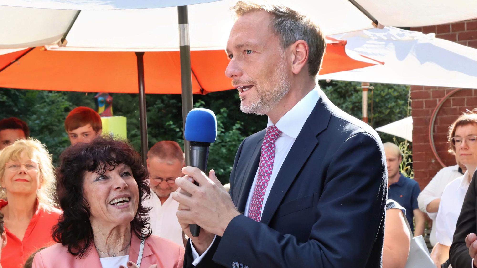 Christian Lindner mit Mikrofon in der Hand.