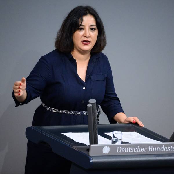 Gökay Akbulut (Die Linke) spricht bei der Debatte über den Gesetzentwurf zur Fachkräfteeinwanderung in der Plenarsitzung im Deutschen Bundestag.