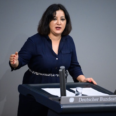 Gökay Akbulut (Die Linke) spricht bei der Debatte über den Gesetzentwurf zur Fachkräfteeinwanderung in der Plenarsitzung im Deutschen Bundestag.