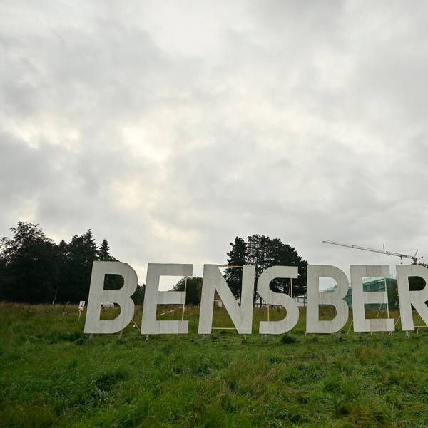 Die riesigen acht Großbuchstaben BENSBERG sind weiß angemalt und stehen auf der Kuppe der Wiese des Stadtgartens unterhalb des Vinzenz-Pallotti-Hospitals.