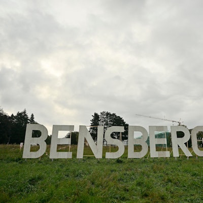 Die riesigen acht Großbuchstaben BENSBERG sind weiß angemalt und stehen auf der Kuppe der Wiese des Stadtgartens unterhalb des Vinzenz-Pallotti-Hospitals.
