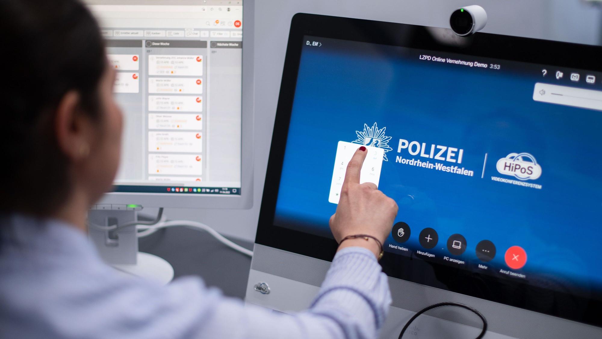 ARCHIV - 11.04.2022, Nordrhein-Westfalen, Düsseldorf: Eine Polizistin wählt sich während einer Pressevorführung zur Onlinevernehmung in einen digitalen Vernehmungsraum ein.