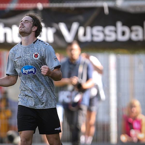 Viktoria-Stürmer David Philipp jubelt nach einem Treffer gegen Werder Bremen.