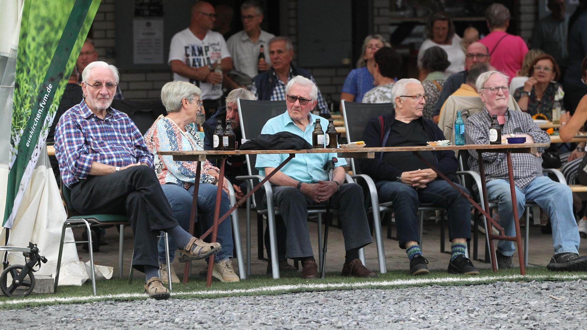 Das Bild zeigt Zuschauer eines Fußballspiels.