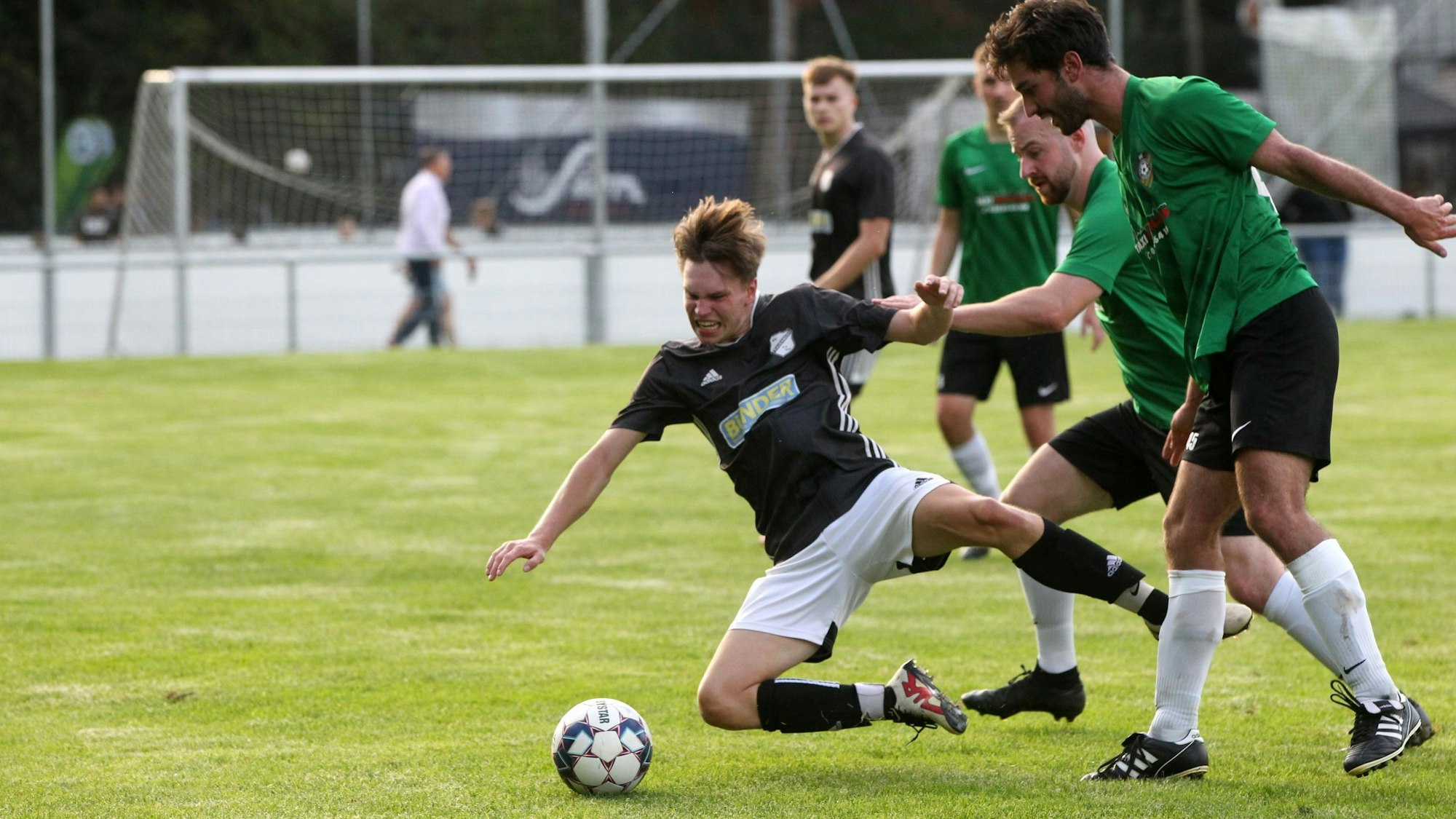 Das Bild zeigt einen Spieler des SV Frauenberg, wie er von einem Gegenspieler gefoult wird.
